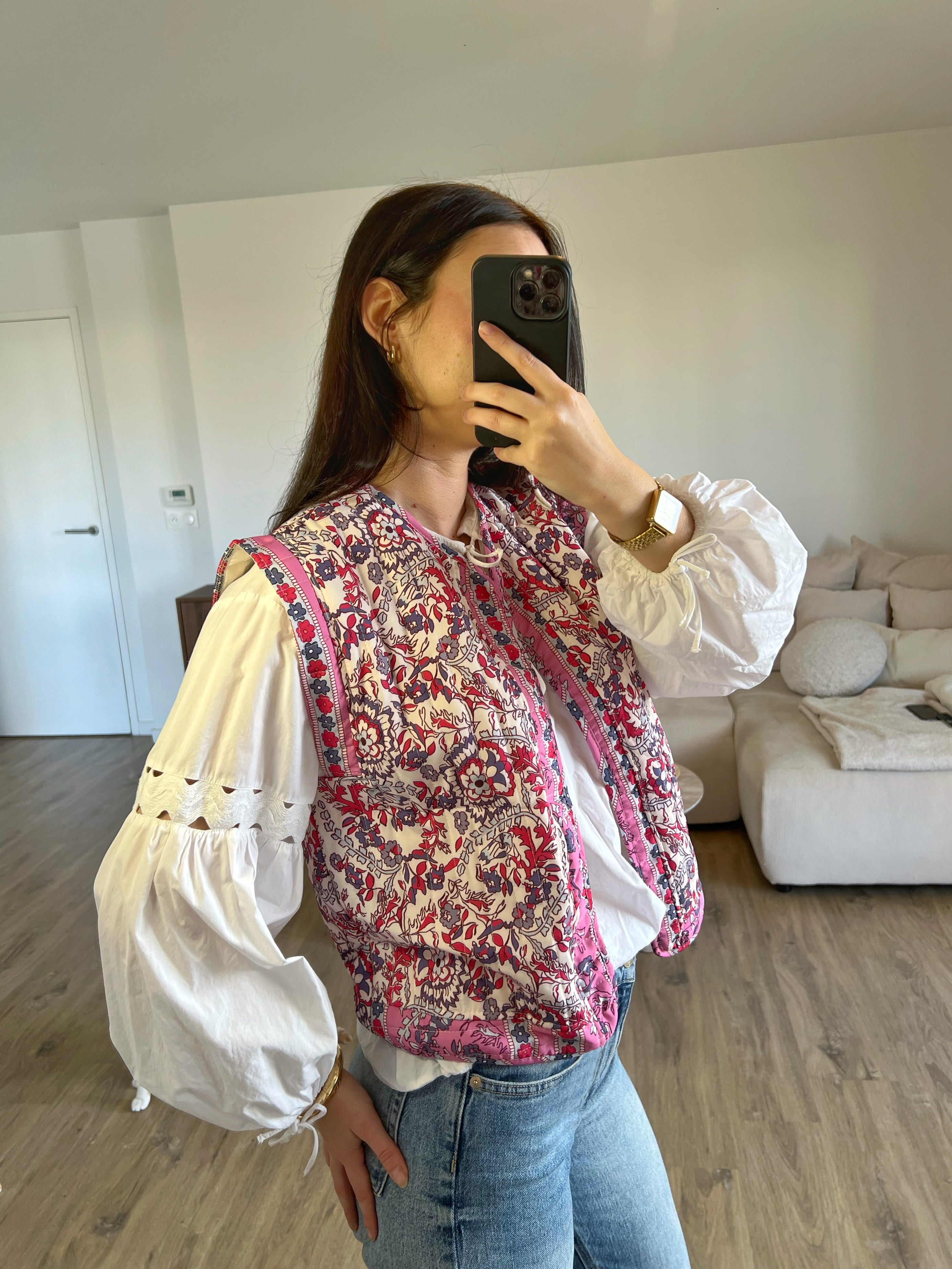 Détail de l’imprimé fleuri rose sur une veste sans manches