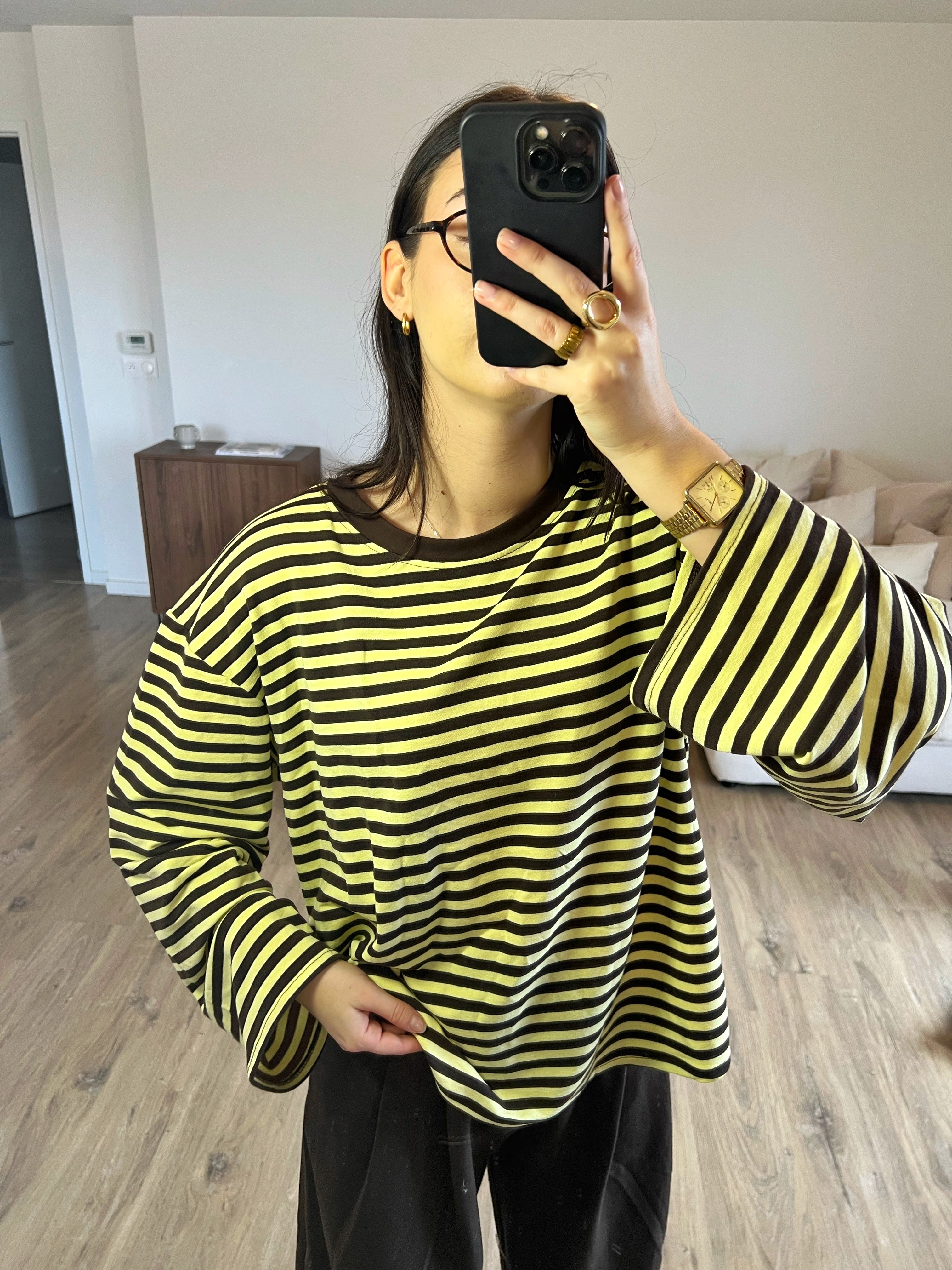 Gros plan sur les manches longues du t-shirt Dounia Oversize rayé marron et jaune, doux et confortable pour un style street casual, printemps 2026.