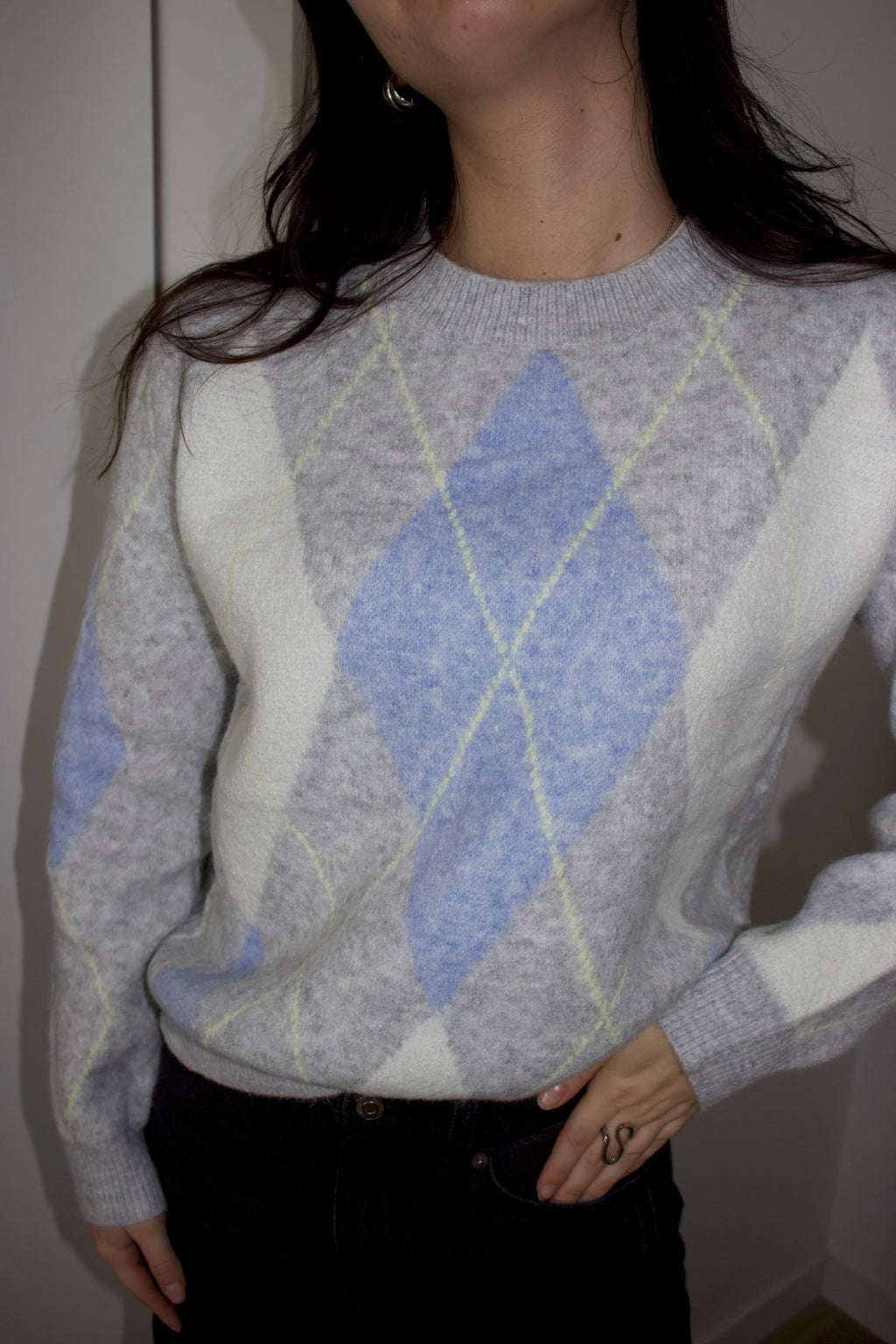 Gros plan sur le motif jacquard losange du Pull Ema, laine douce 10%, couleurs gris et bleu et jaune