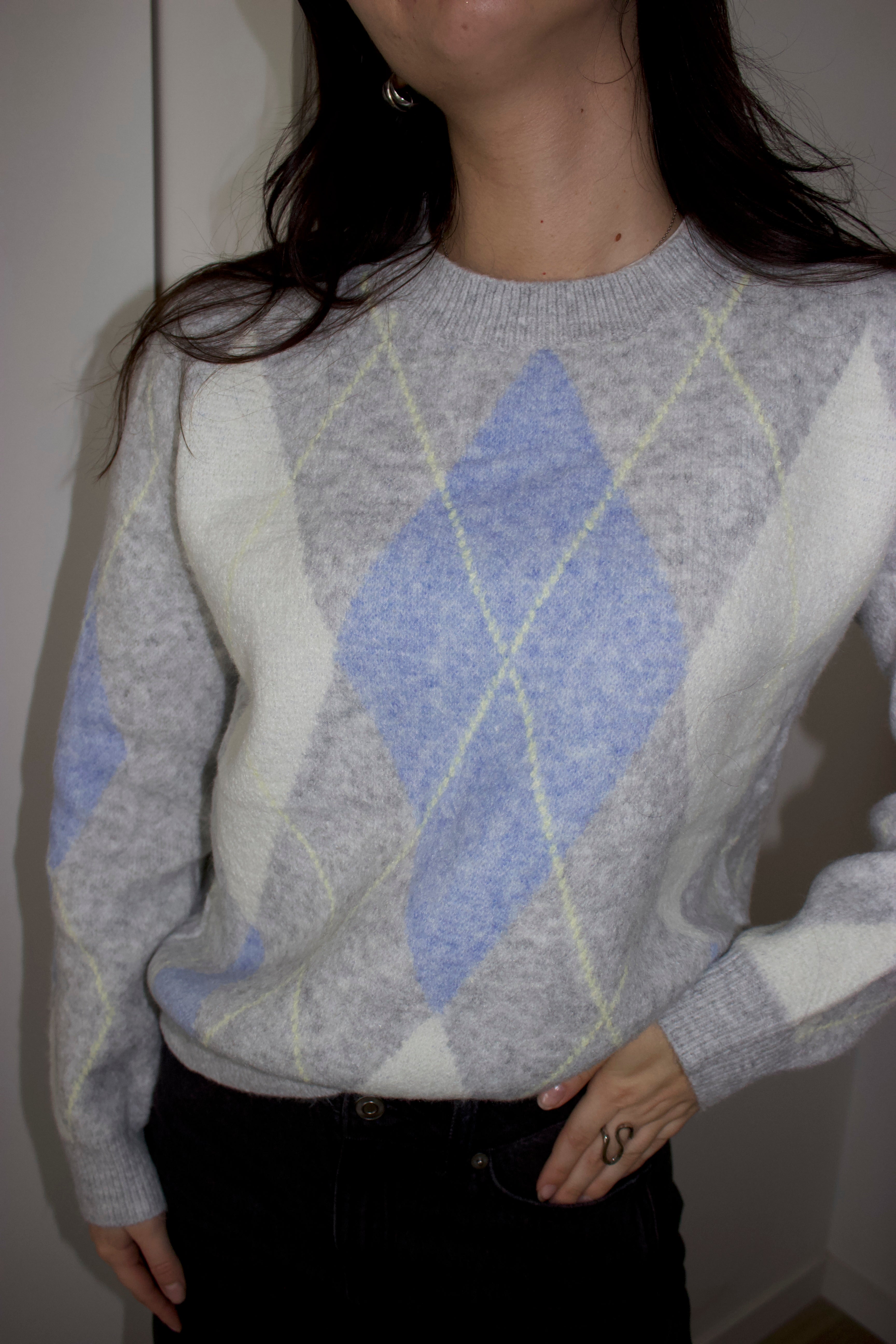 Gros plan sur le motif jacquard losange du Pull Ema, laine douce 10%, couleurs gris et bleu et jaune