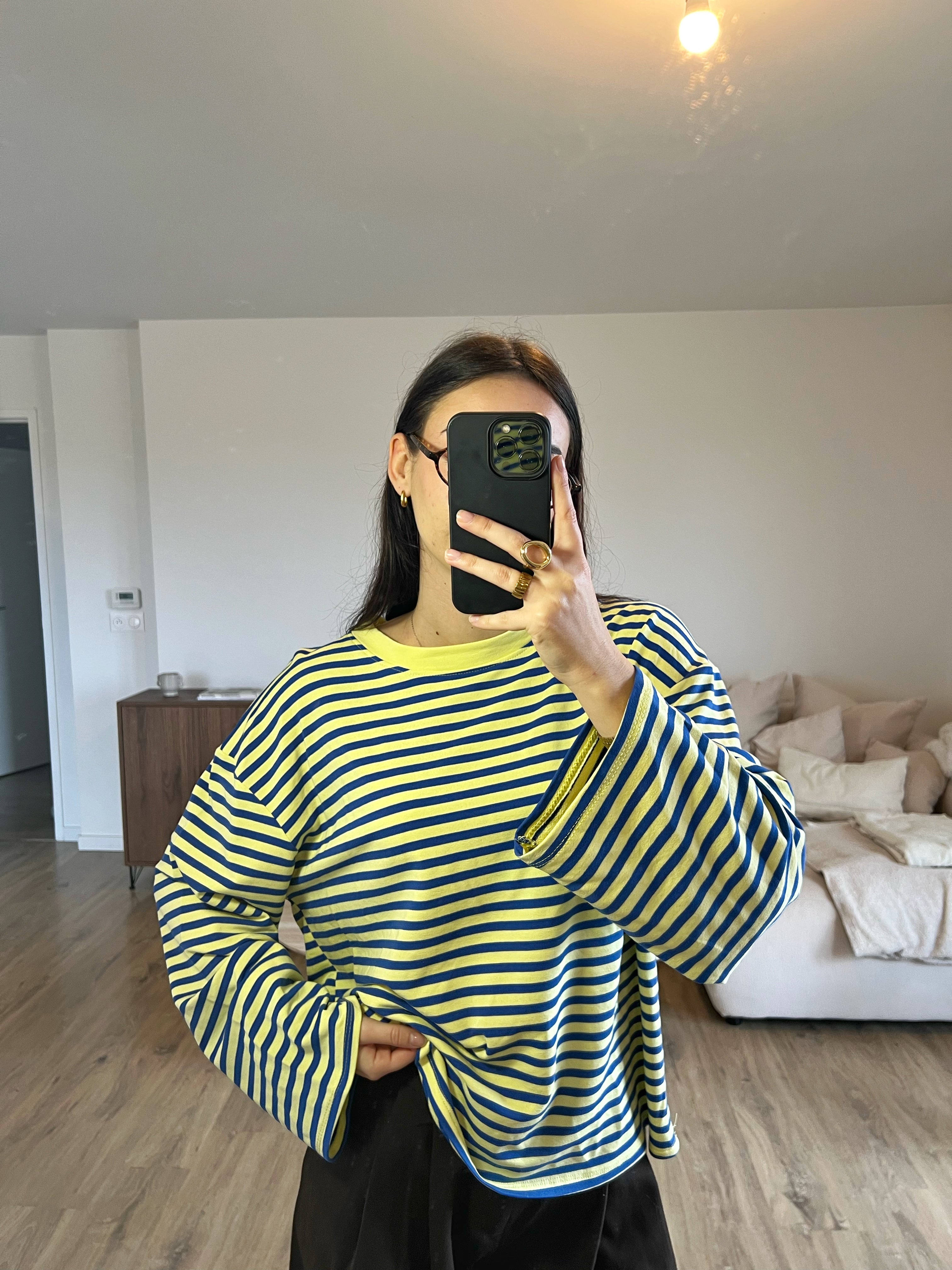 ootd avec le Haut Dounia Oversize à rayures bleu roi et jaune, manches longues et coupe ample, style casual street porté sur mannequin.