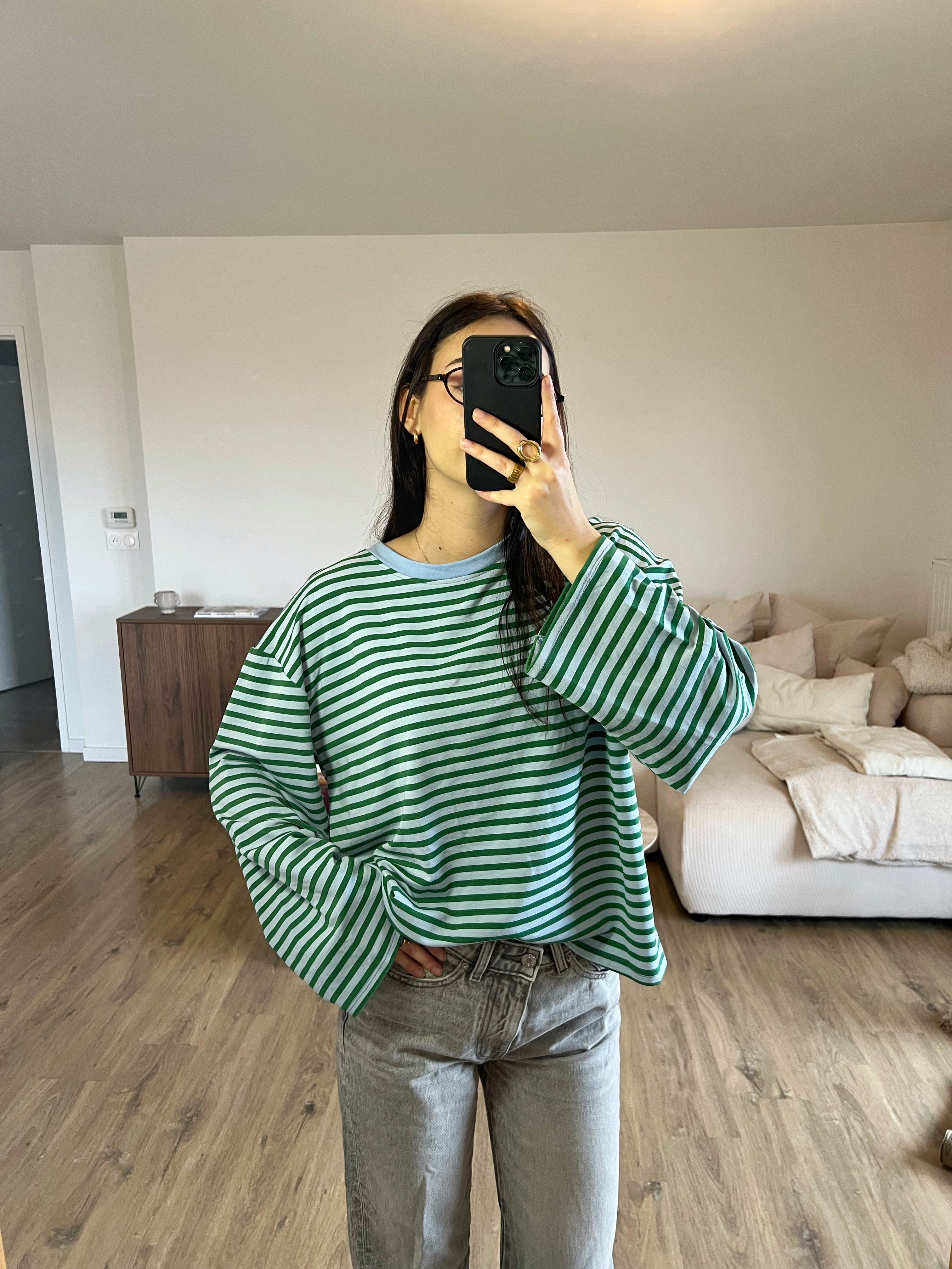 Haut Dounia Oversize à rayures bleu et vert, manches longues et coupe ample, style casual street porté sur mannequin.