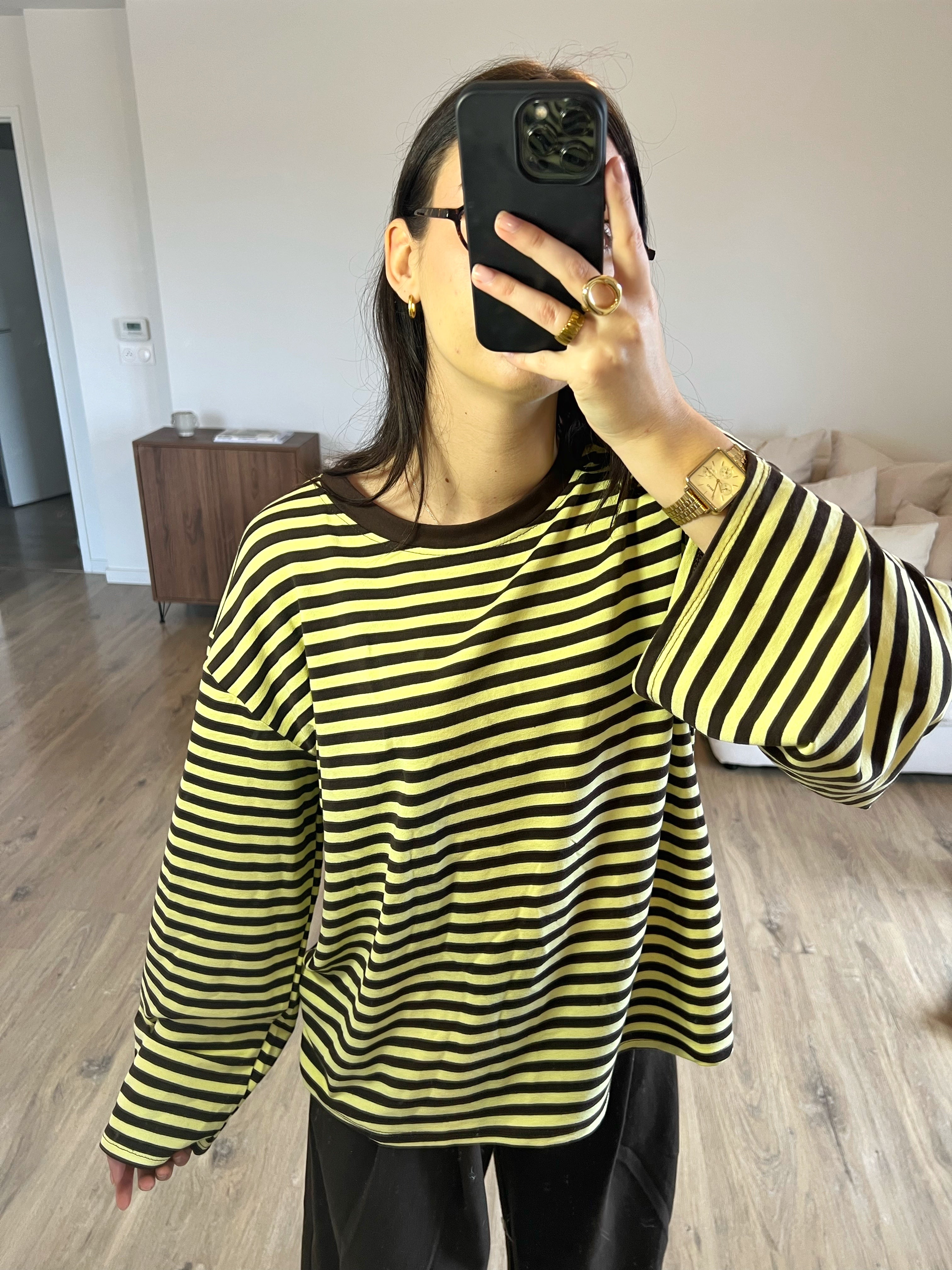 Haut Dounia Oversize à rayures marron et jaune, manches longues et coupe ample, style casual street porté sur mannequin taille S.