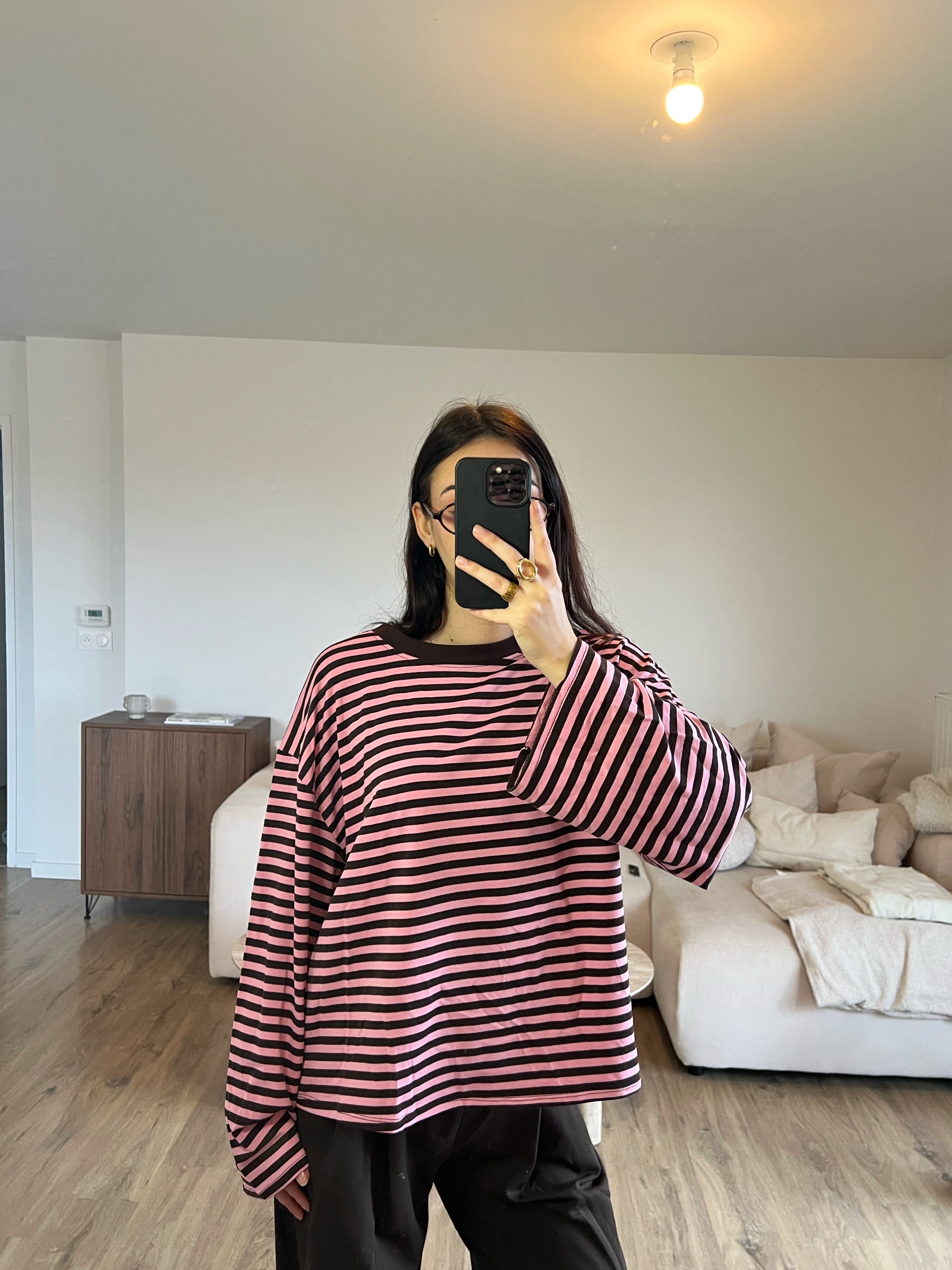 Haut Dounia Oversize à rayures marron et rose, manches longues et coupe ample, style casual street porté sur mannequin.