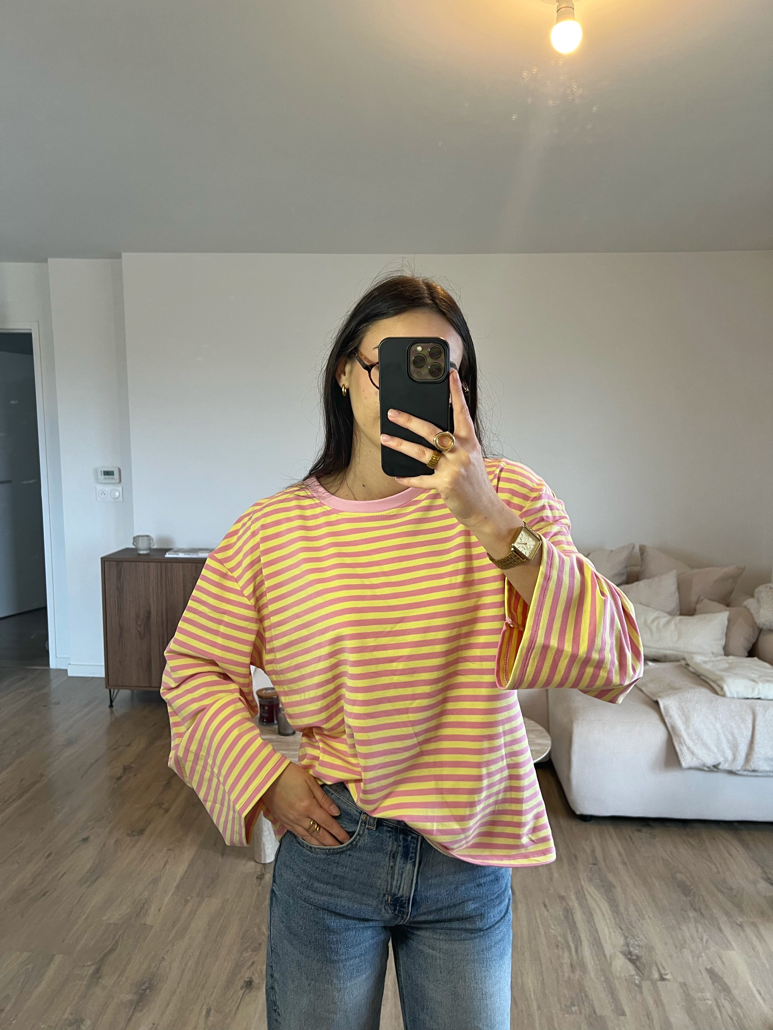 Haut Dounia Oversize à rayures rose clair et jaune, manches longues et coupe ample, style casual street porté sur mannequin.