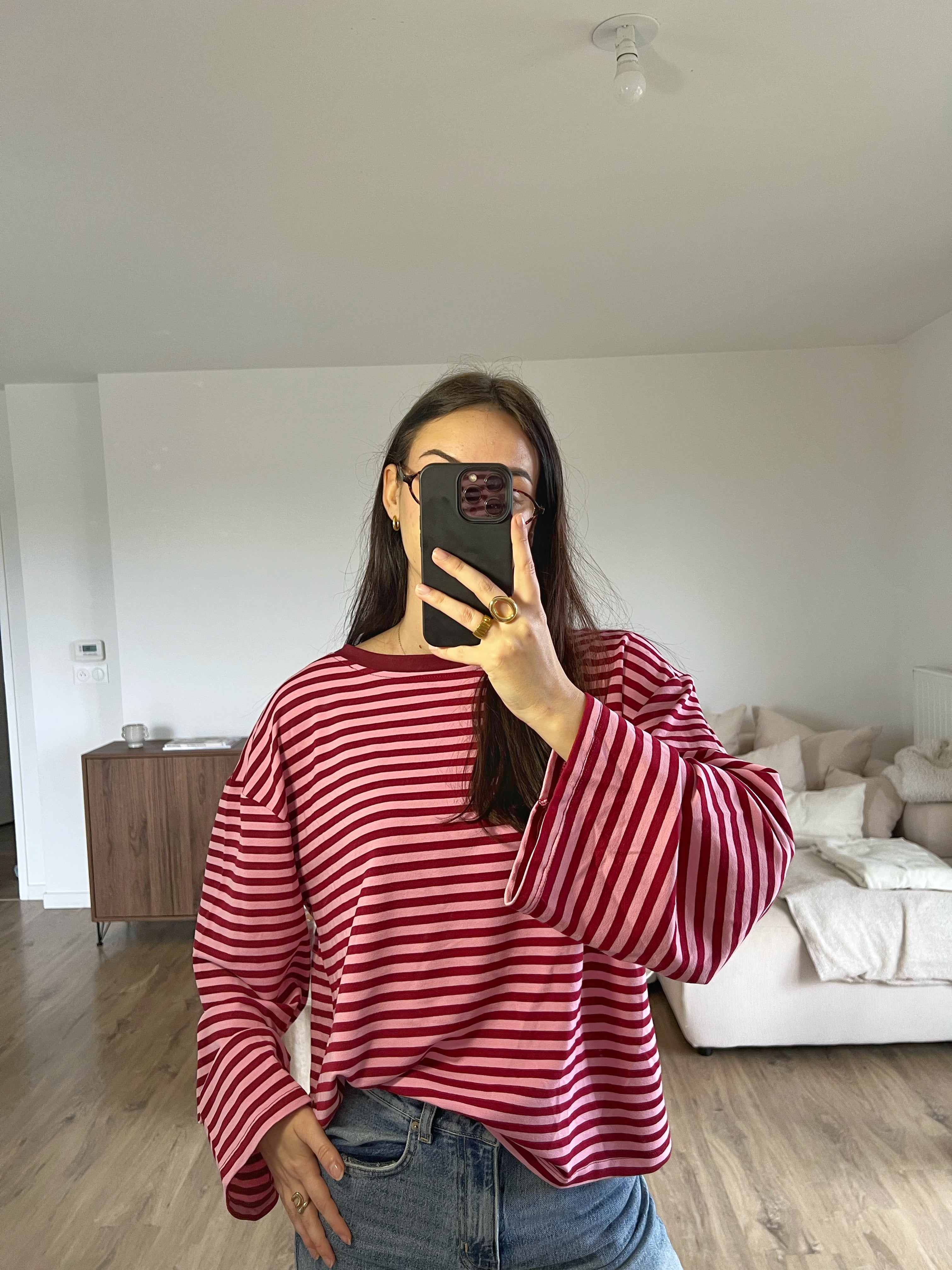 T-shirt Dounia Oversize à rayures bordeaux et rose, manches longues, coupe ample, taille unique S-M-L, porté sur mannequin pour un look casual et tendance.