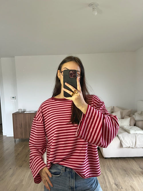 T-shirt Dounia Oversize à rayures bordeaux et rose, manches longues, coupe ample, taille unique S-M-L, porté sur mannequin pour un look casual et tendance.