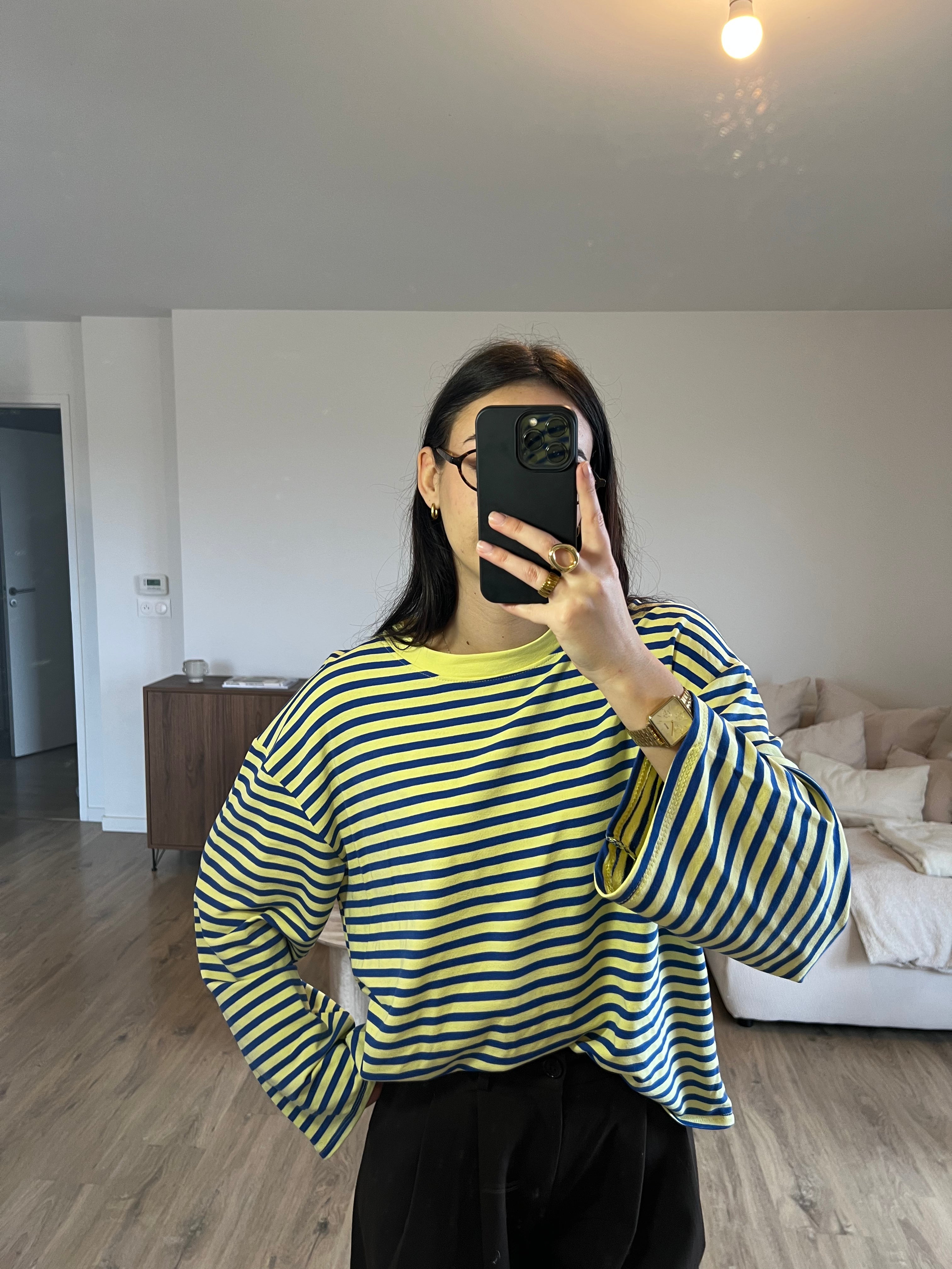 Outfit dans le mirroir avec un haut rayé à manches longues bleu et jaune