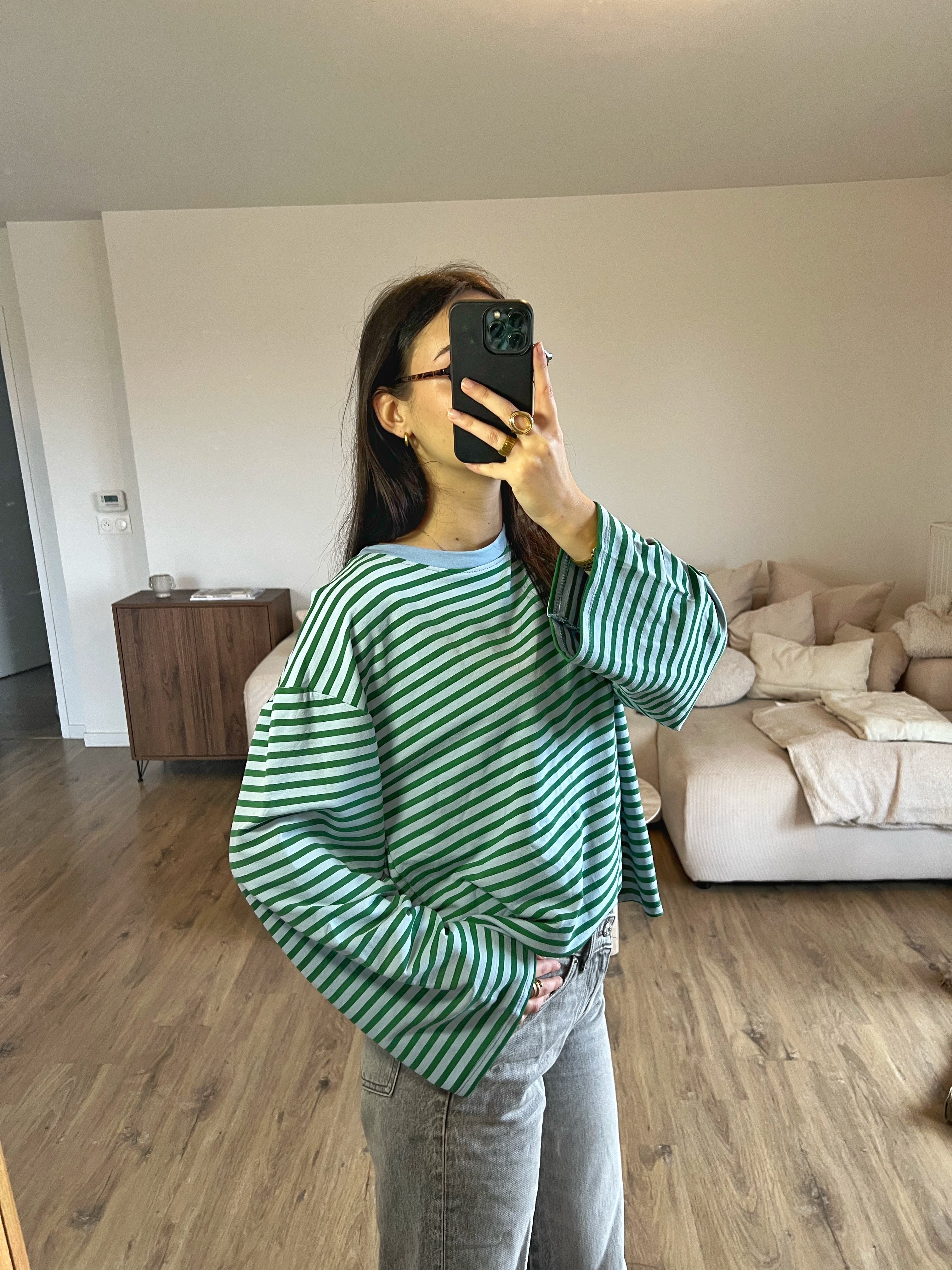 Gros plan sur les manches longues du t-shirt Dounia Oversize rayé bleu et vert, confortable pour un style street casual.