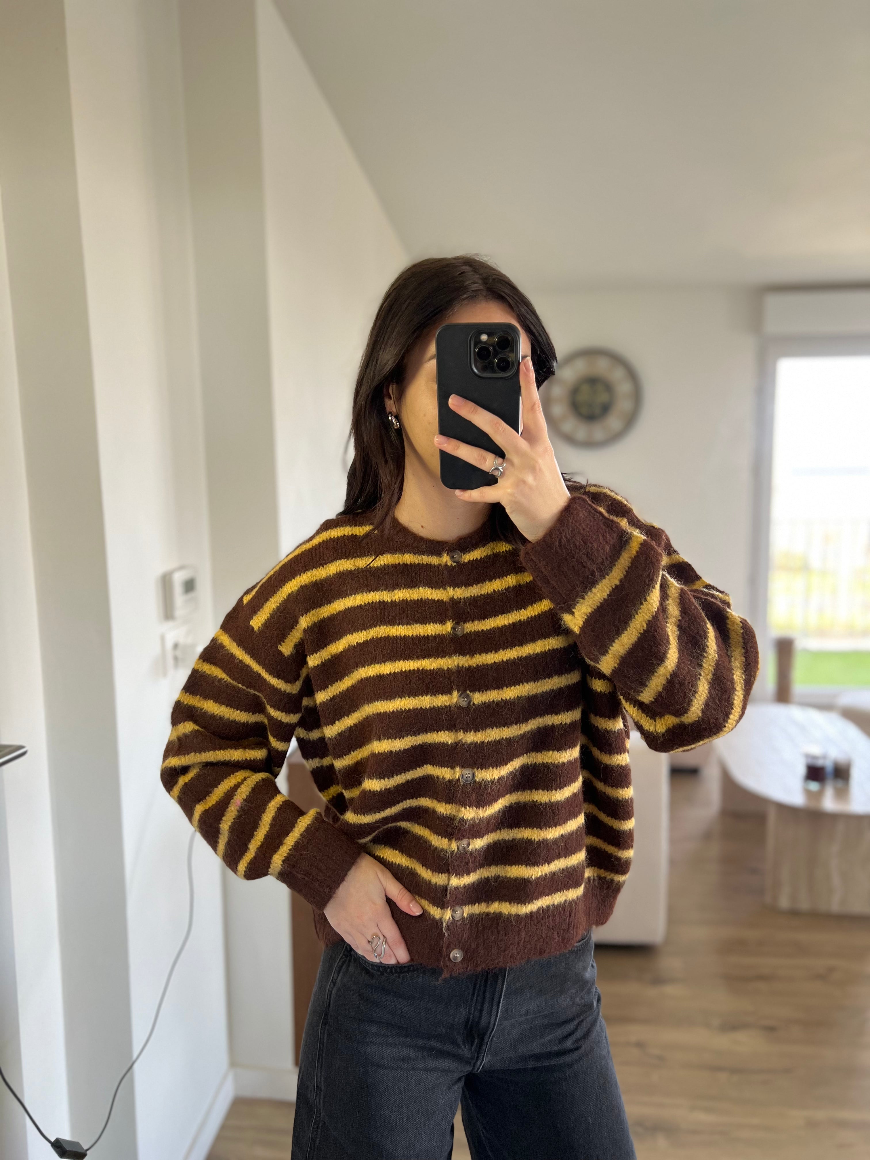 Pull gilet cardigan avec 10% de laine douce avec un motif à rayures marron et jaune