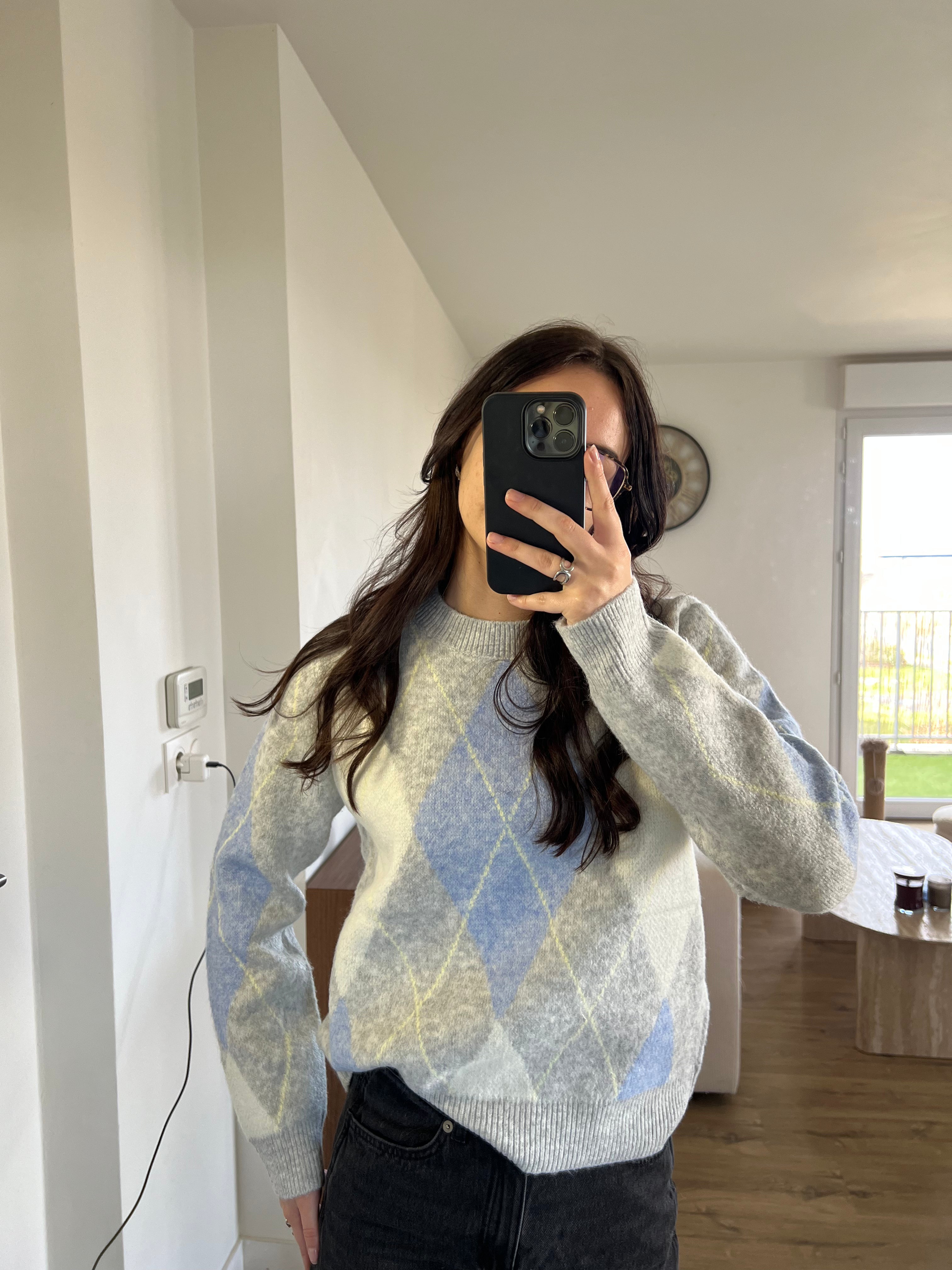 Pull Ema gris, composée de 10% laine, maille douce et confortable pour l’hiver avec des motifs losanges ultra tendance blue et jaune.