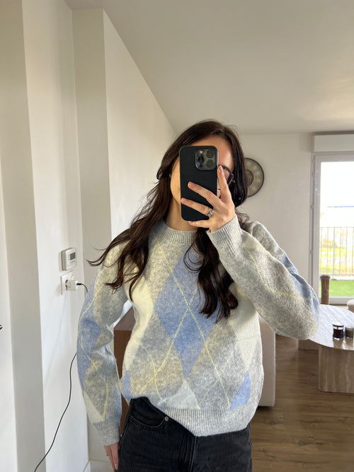 Pull Ema gris, composée de 10% laine, maille douce et confortable pour l’hiver avec des motifs losanges ultra tendance blue et jaune.