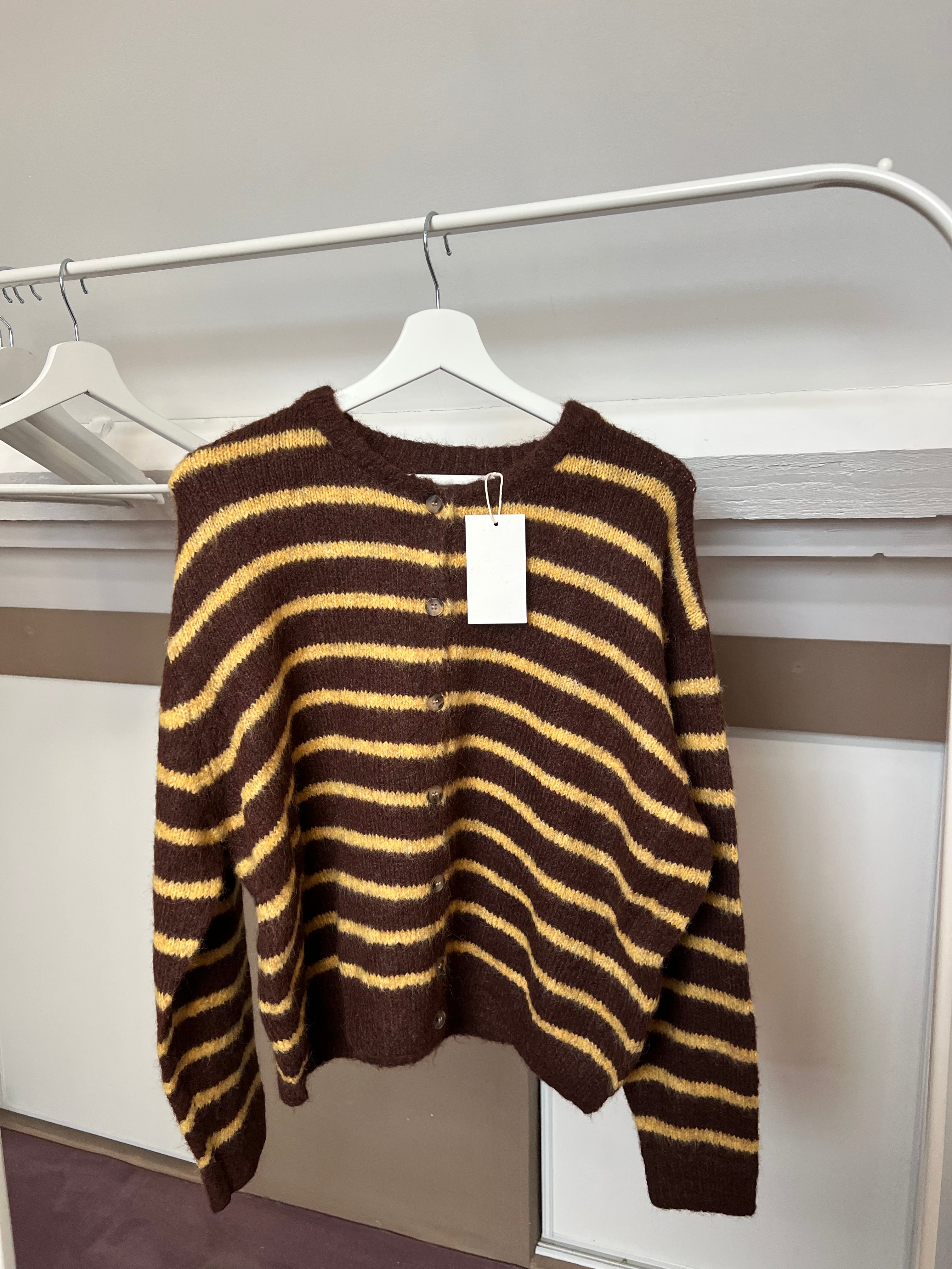 Cardigan gilet en maille rayé marron et jaune sur cintre avec 10% de laine douce