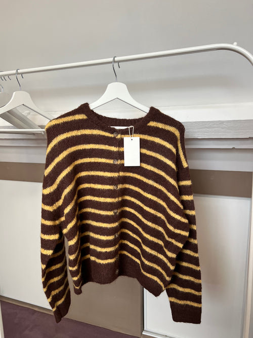 Cardigan gilet en maille rayé marron et jaune sur cintre avec 10% de laine douce
