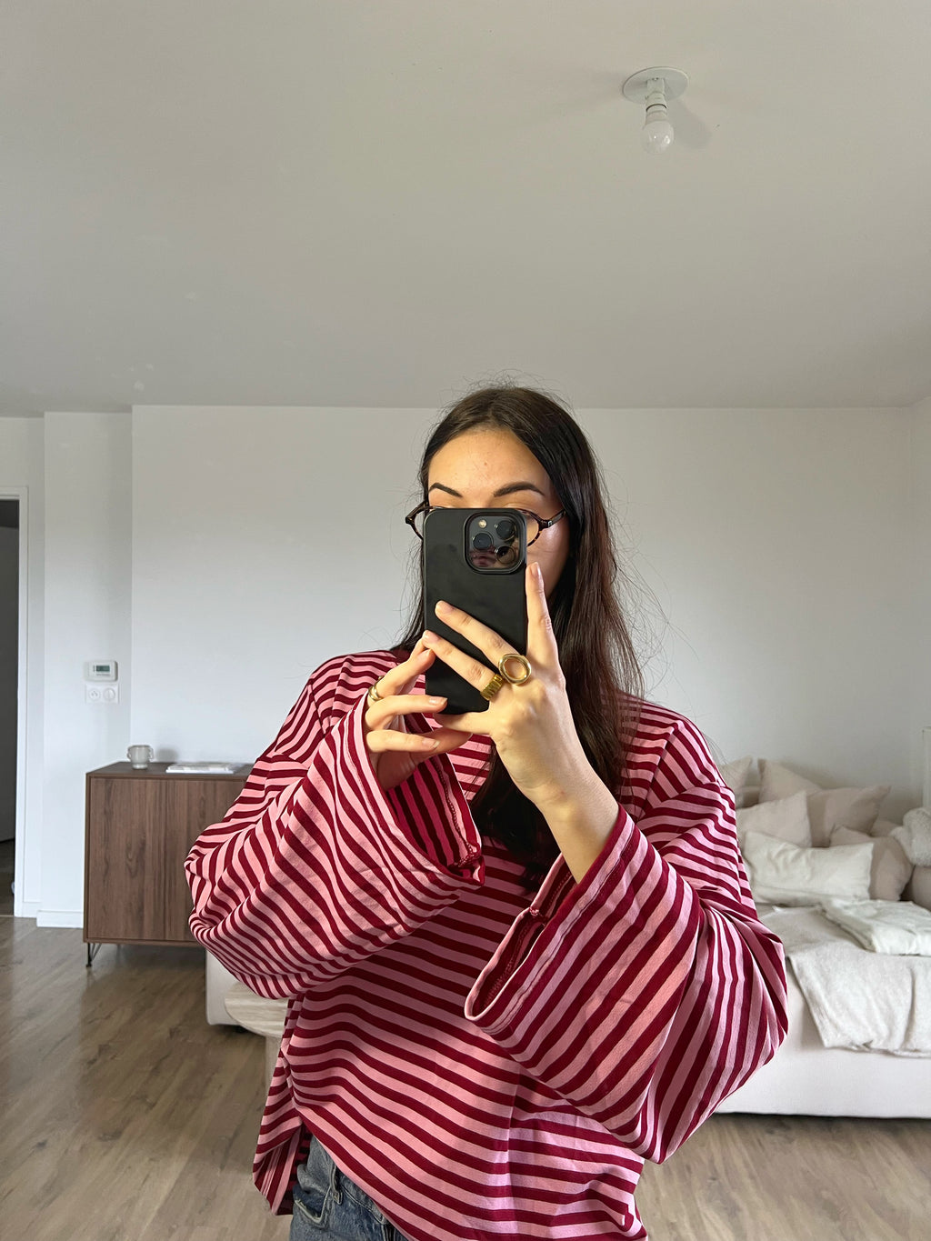 Zoom sur les manches longues du Tee-shirt Dounia Oversize rayé bordeaux et rose, coupe ample, taille unique S-M-L, matière douce et confortable, style casual pour femme.