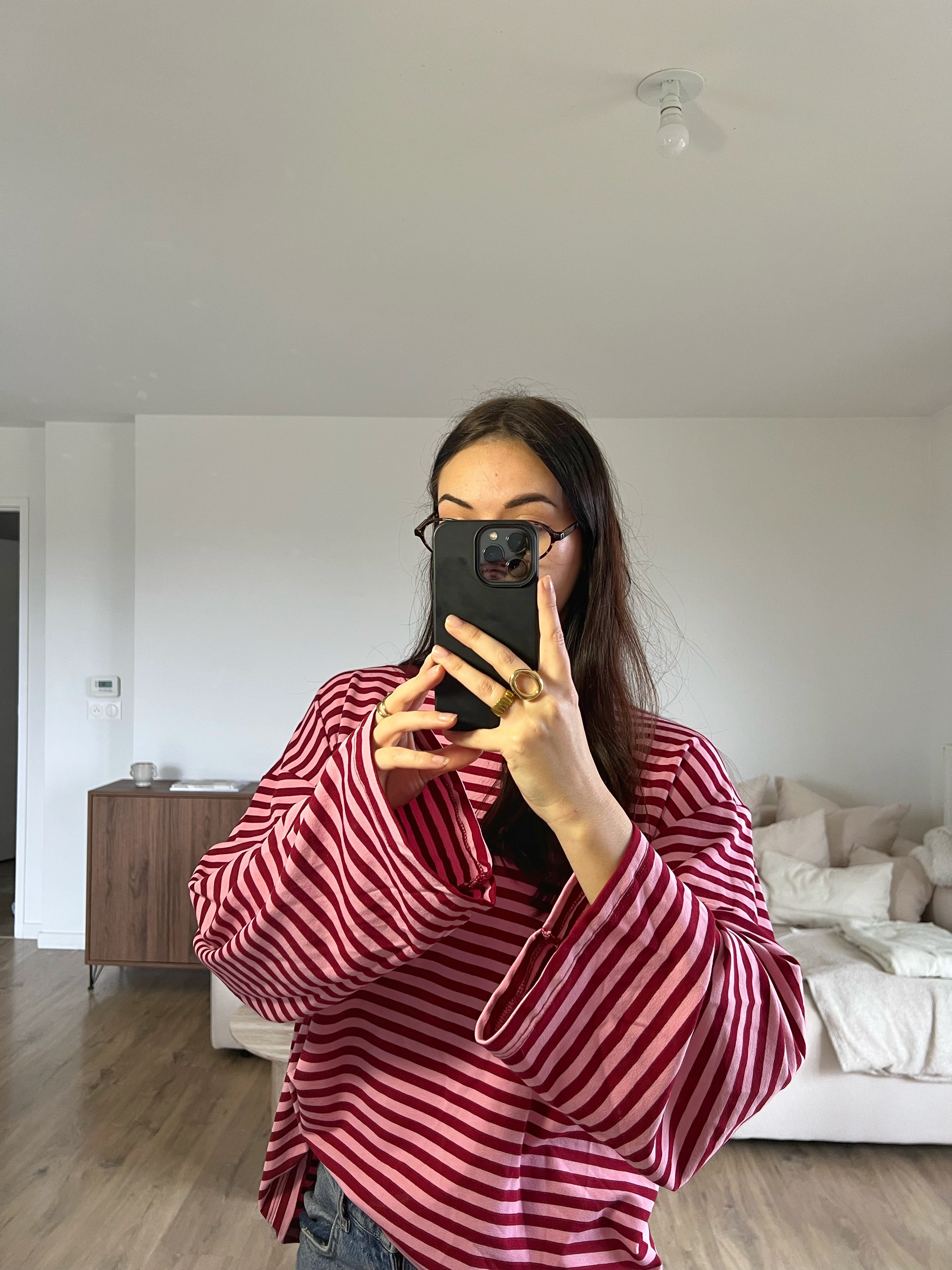 Zoom sur les manches longues du Tee-shirt Dounia Oversize rayé bordeaux et rose, coupe ample, taille unique S-M-L, matière douce et confortable, style casual pour femme.