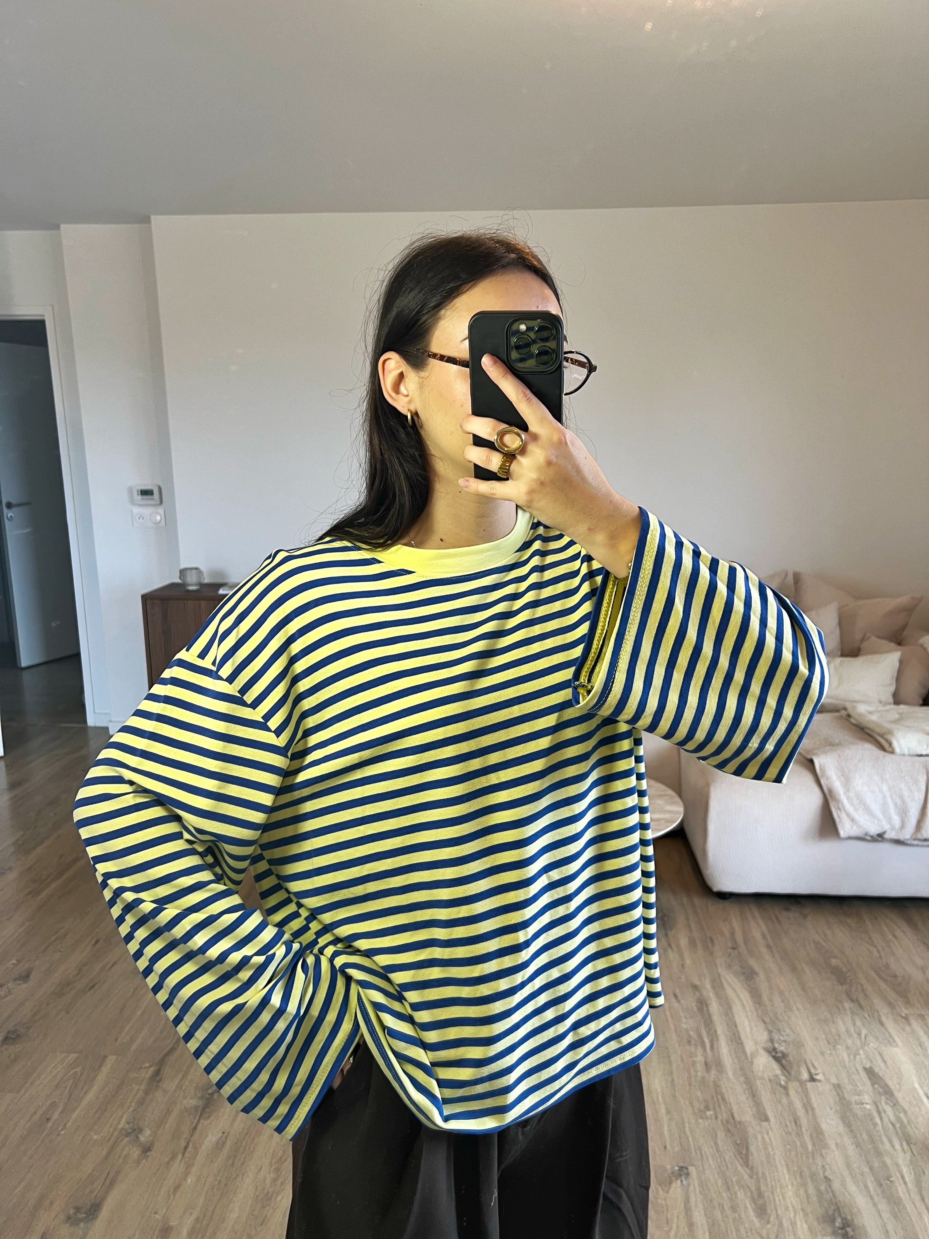 T-shirt Dounia Oversize à rayures bleu roi et jaune, manches longues et coupe ample, porté sur mannequin pour un look casual et tendance.