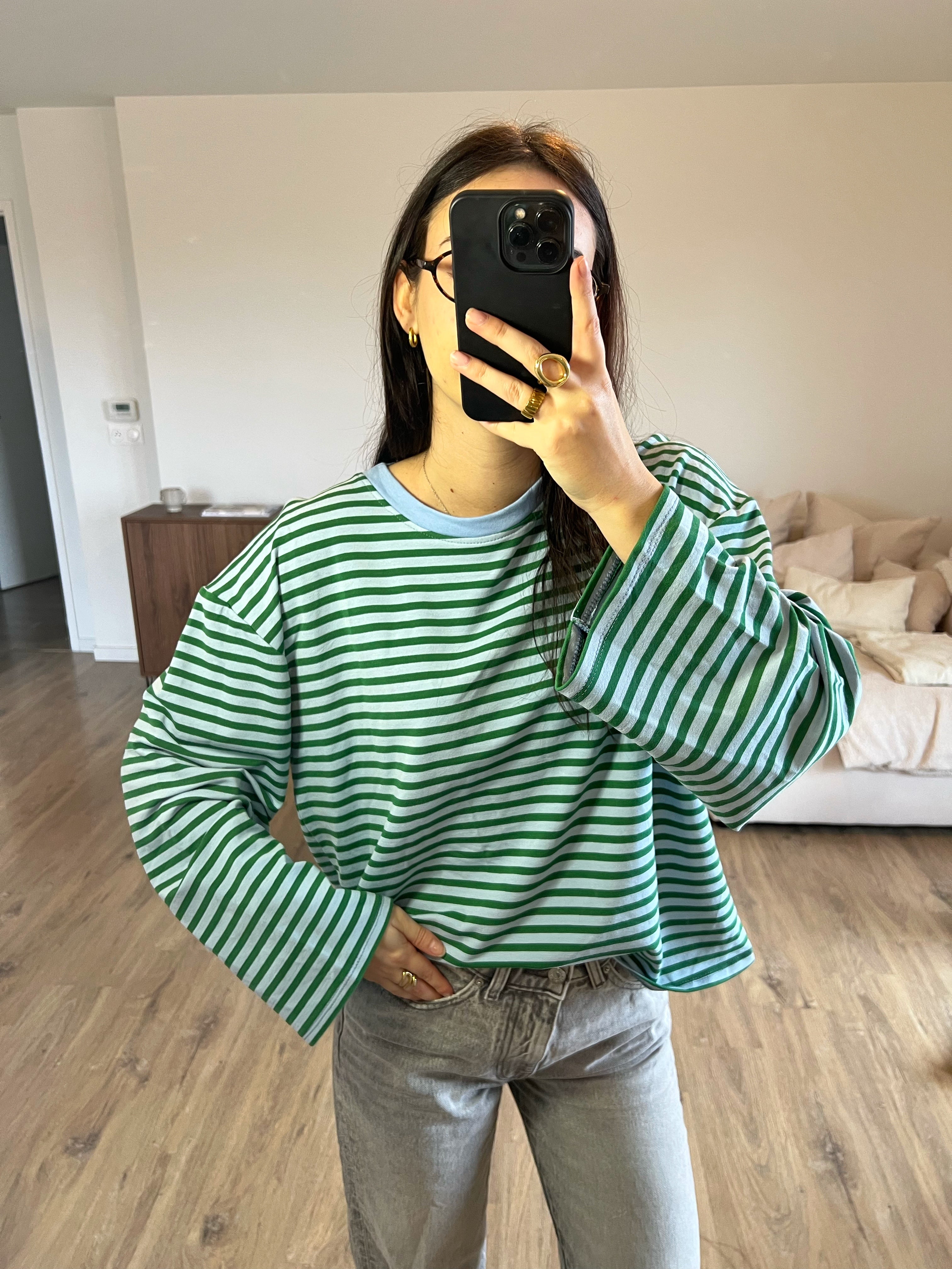 T-shirt Dounia Oversize à rayures bleu et vert, manches longues et coupe ample, porté sur mannequin pour un look casual et tendance printemps 2026.