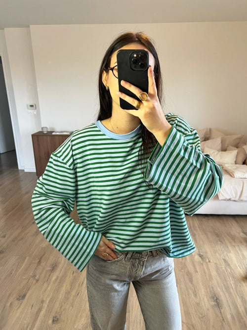 T-shirt Dounia Oversize à rayures bleu et vert, manches longues et coupe ample, porté sur mannequin pour un look casual et tendance printemps 2026.
