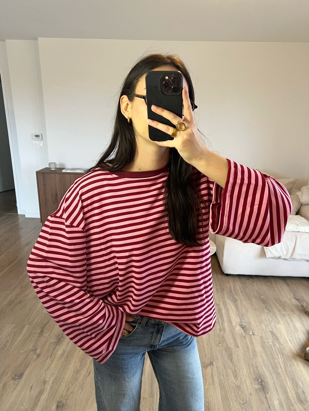 T-shirt Dounia Oversize à rayures bordeaux et rose, manches longues, coupe ample, taille unique S-M-L, porté sur mannequin pour un look casual et tendance.