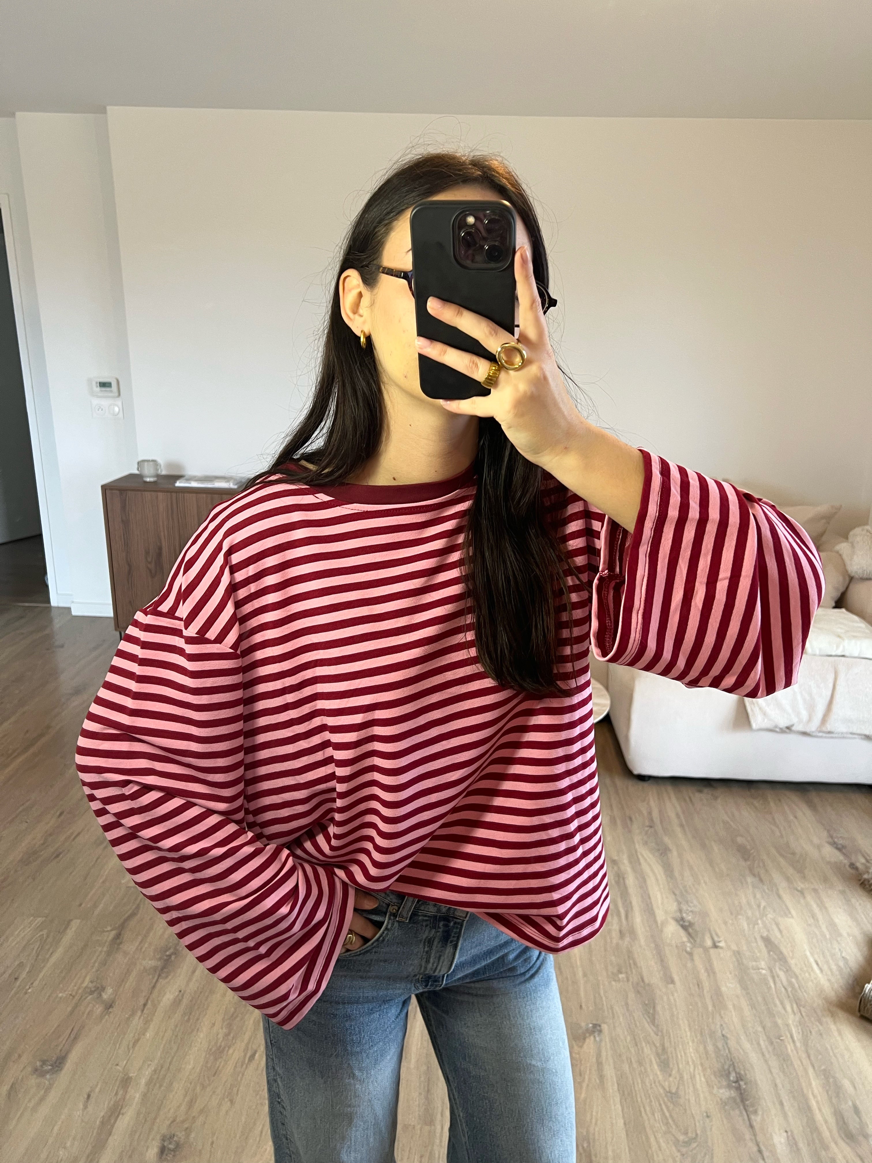 T-shirt Dounia Oversize à rayures bordeaux et rose, manches longues, coupe ample, taille unique S-M-L, porté sur mannequin pour un look casual et tendance.
