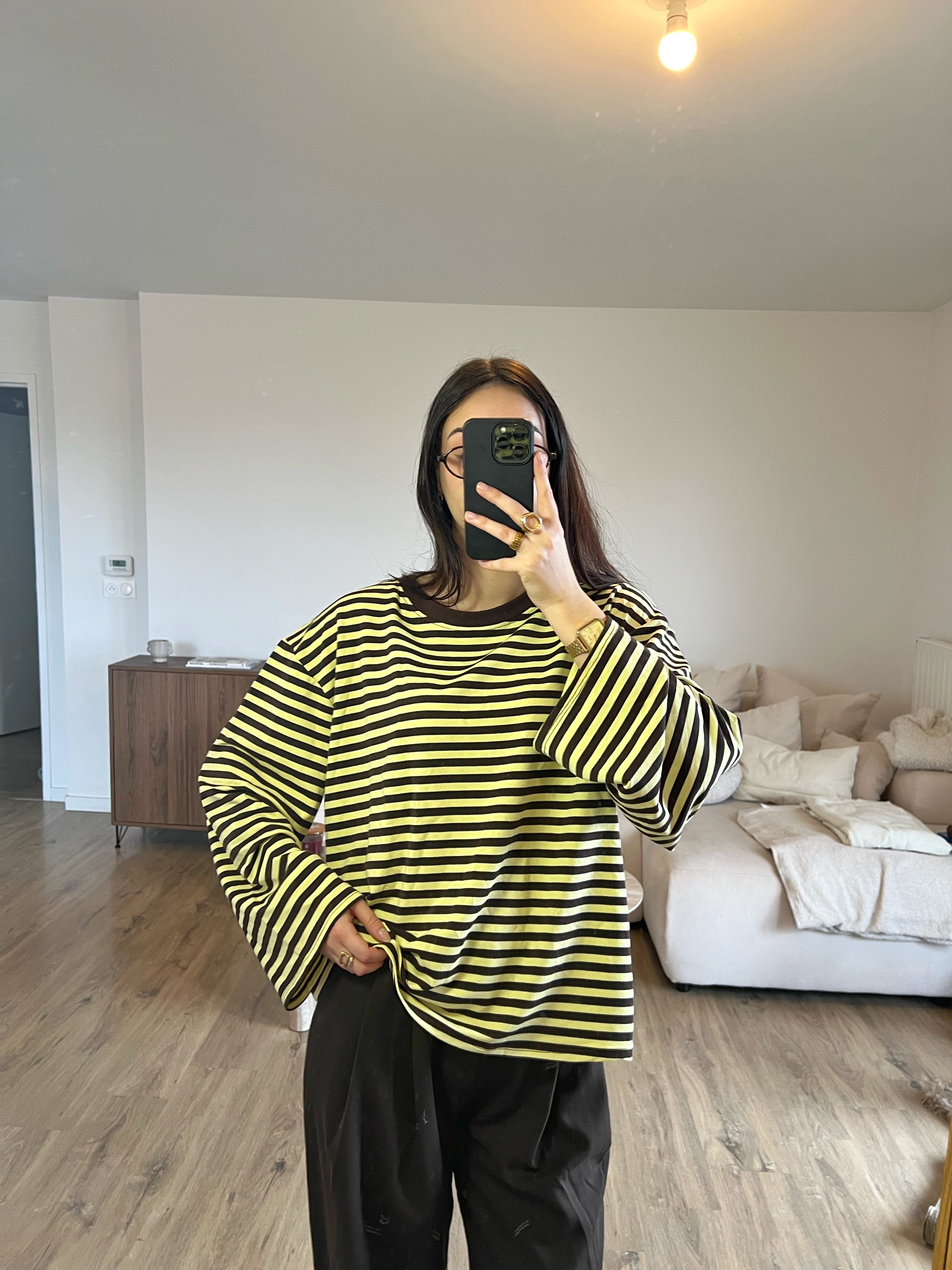 T-shirt oversize Dounia à rayures marron et jaune, manches longues, coupe ample, porté sur mannequin pour un look graphique et moderne.