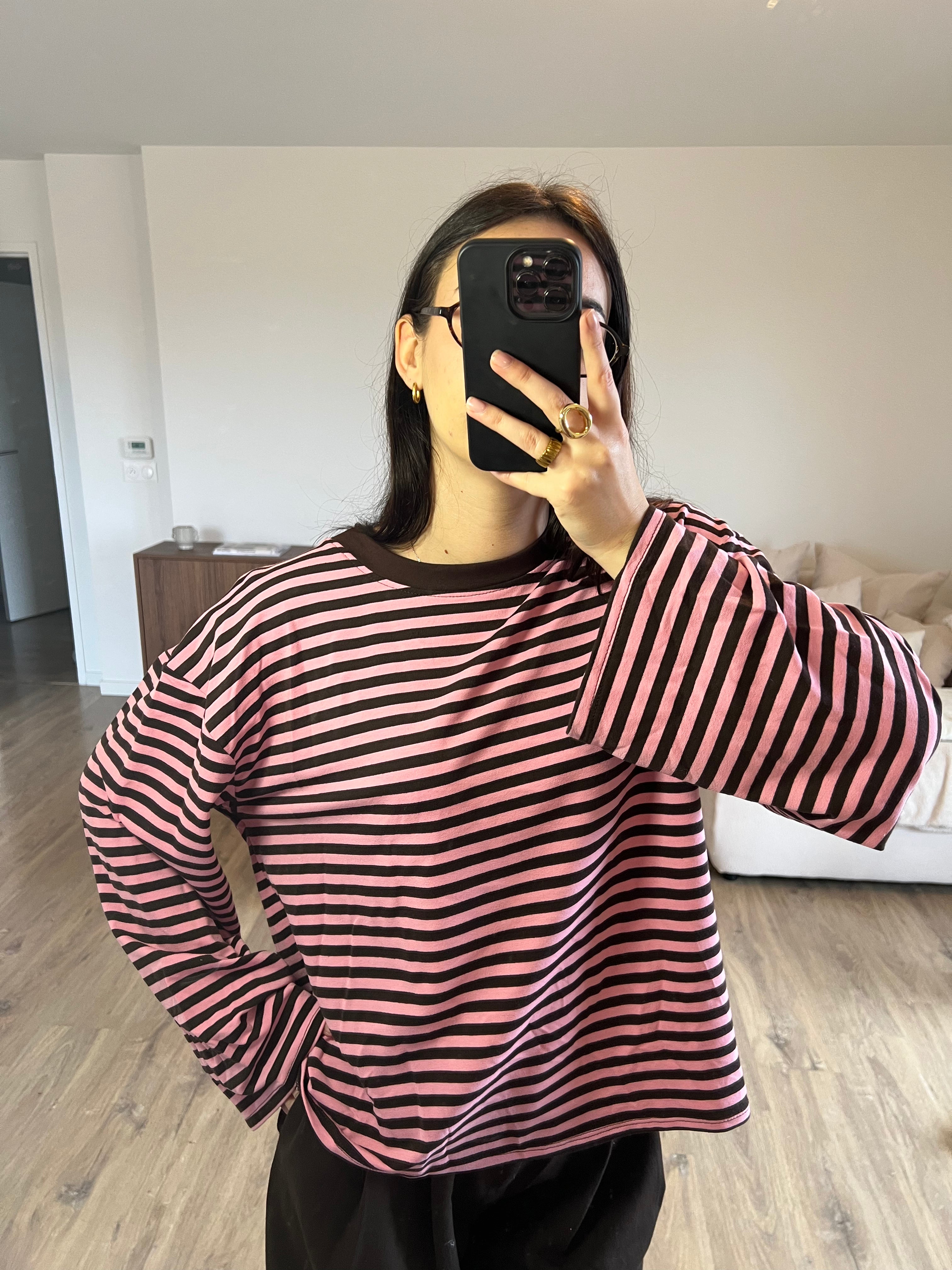 T-shirt Dounia Oversize à rayures marron et rose, manches longues et coupe ample, porté sur mannequin pour un look casual et tendance.