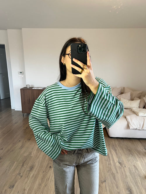 Top manches longus Dounia Oversize rayé bleu et vert, coupe ample, porté avec jean pour un look tendance et facile à associer.