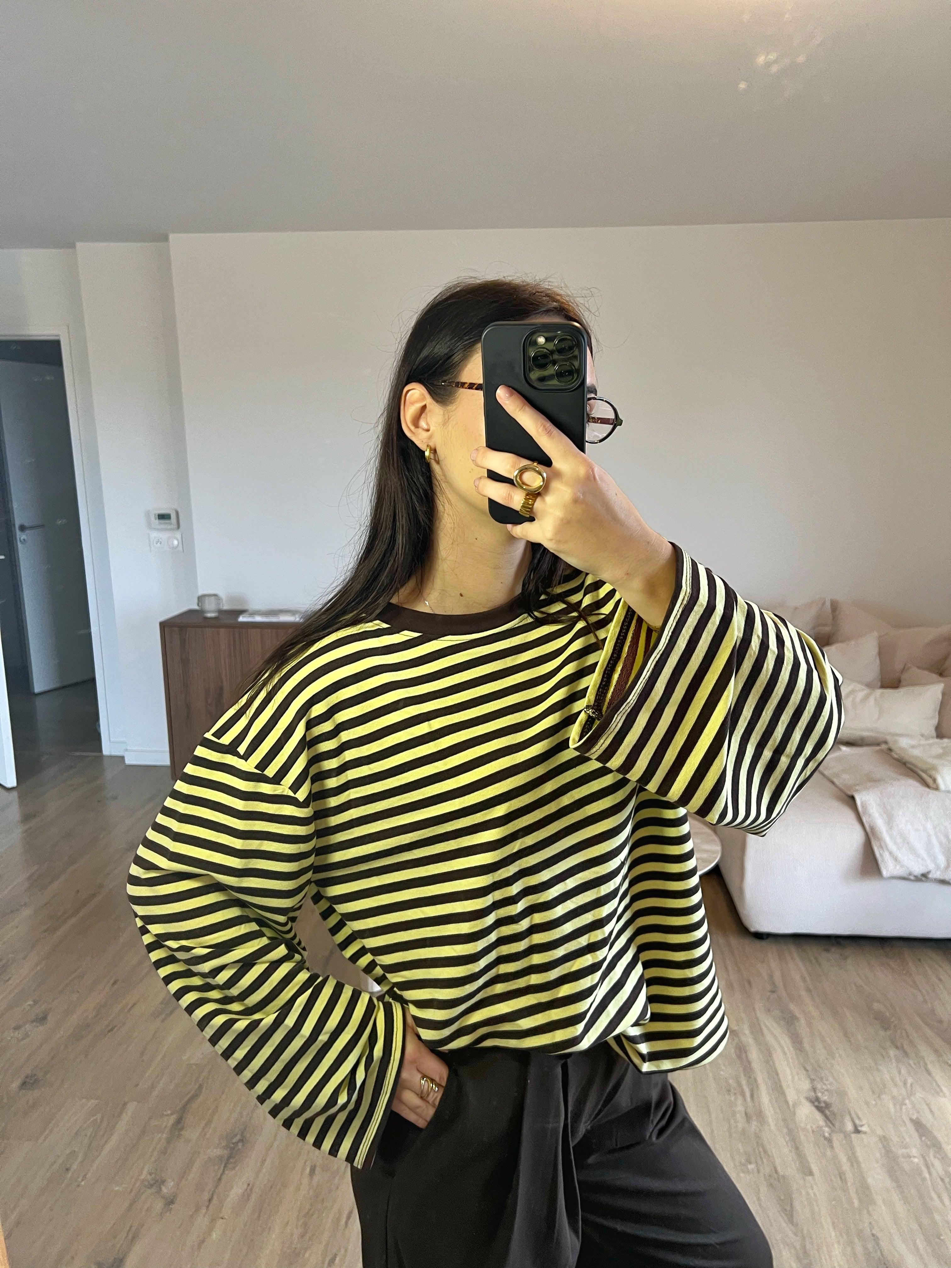 Haut Dounia Oversize rayé marron et jaune, manches longues, coupe ample, taille unique S-M-L, porté sur mannequin pour un look casual et tendance.