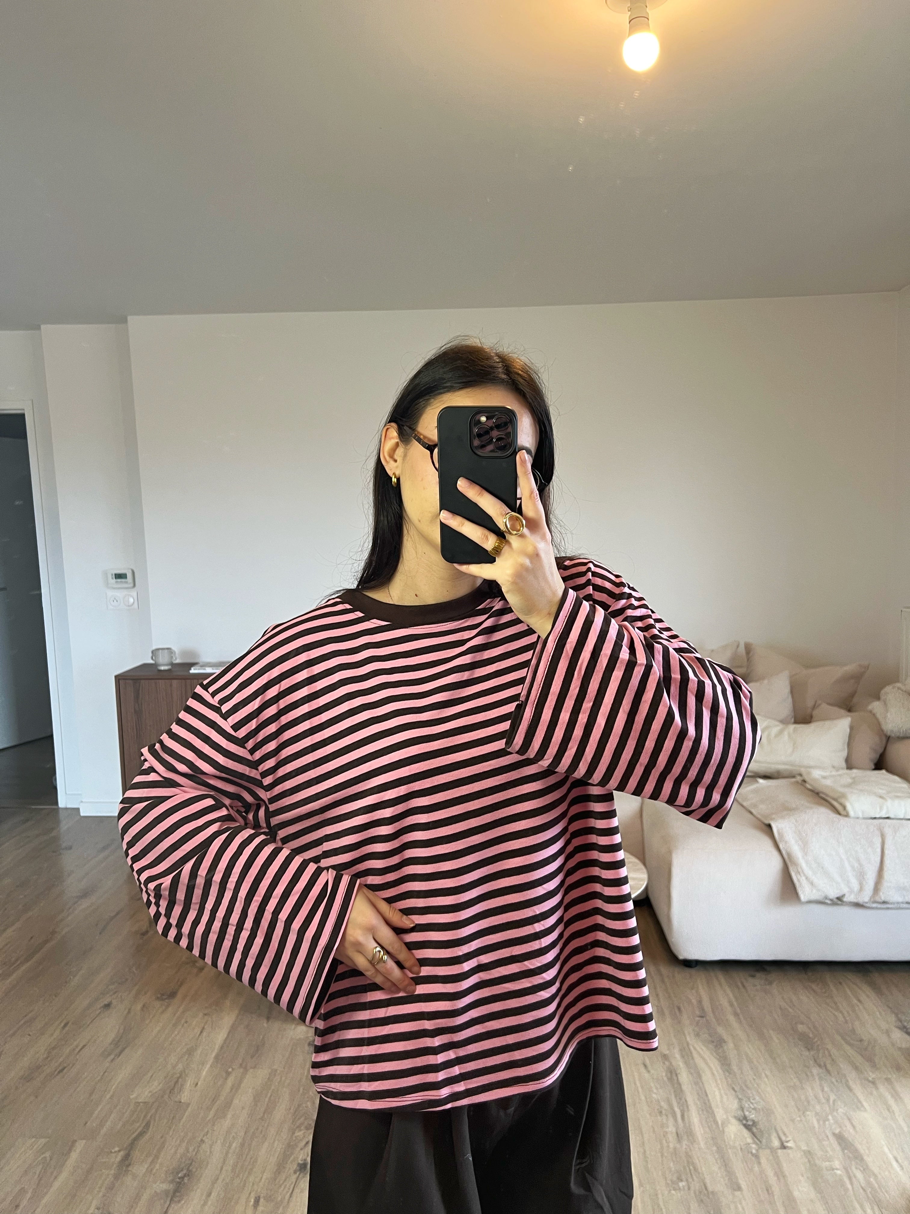 Top Dounia Oversize rayé marron et rose, coupe ample et manches longues, porté avec pantalon fluide maron pour un look tendance et facile à associer.