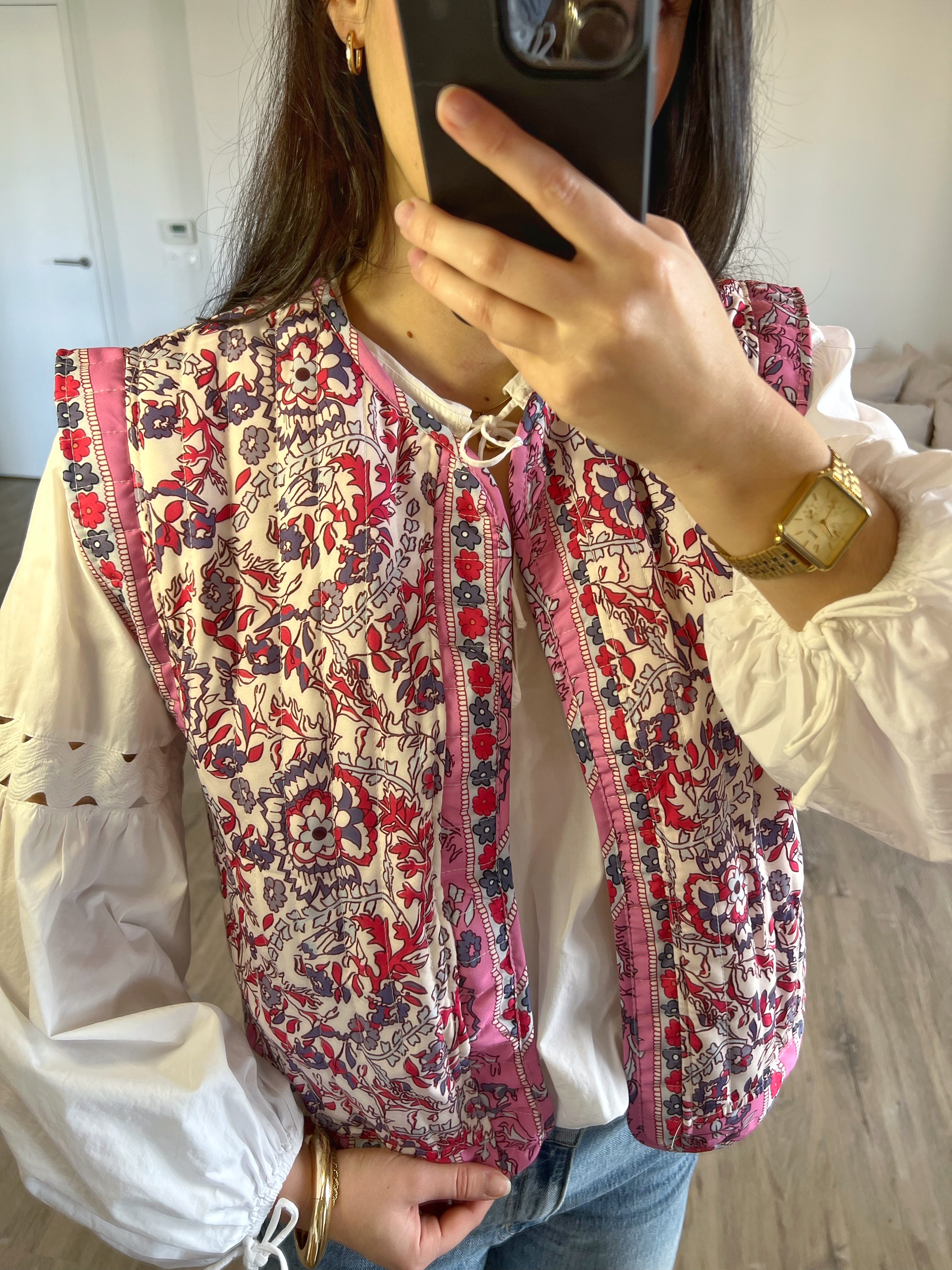 Veste sans manches fleurie rose pour le printemps, style féminin et facile à porter