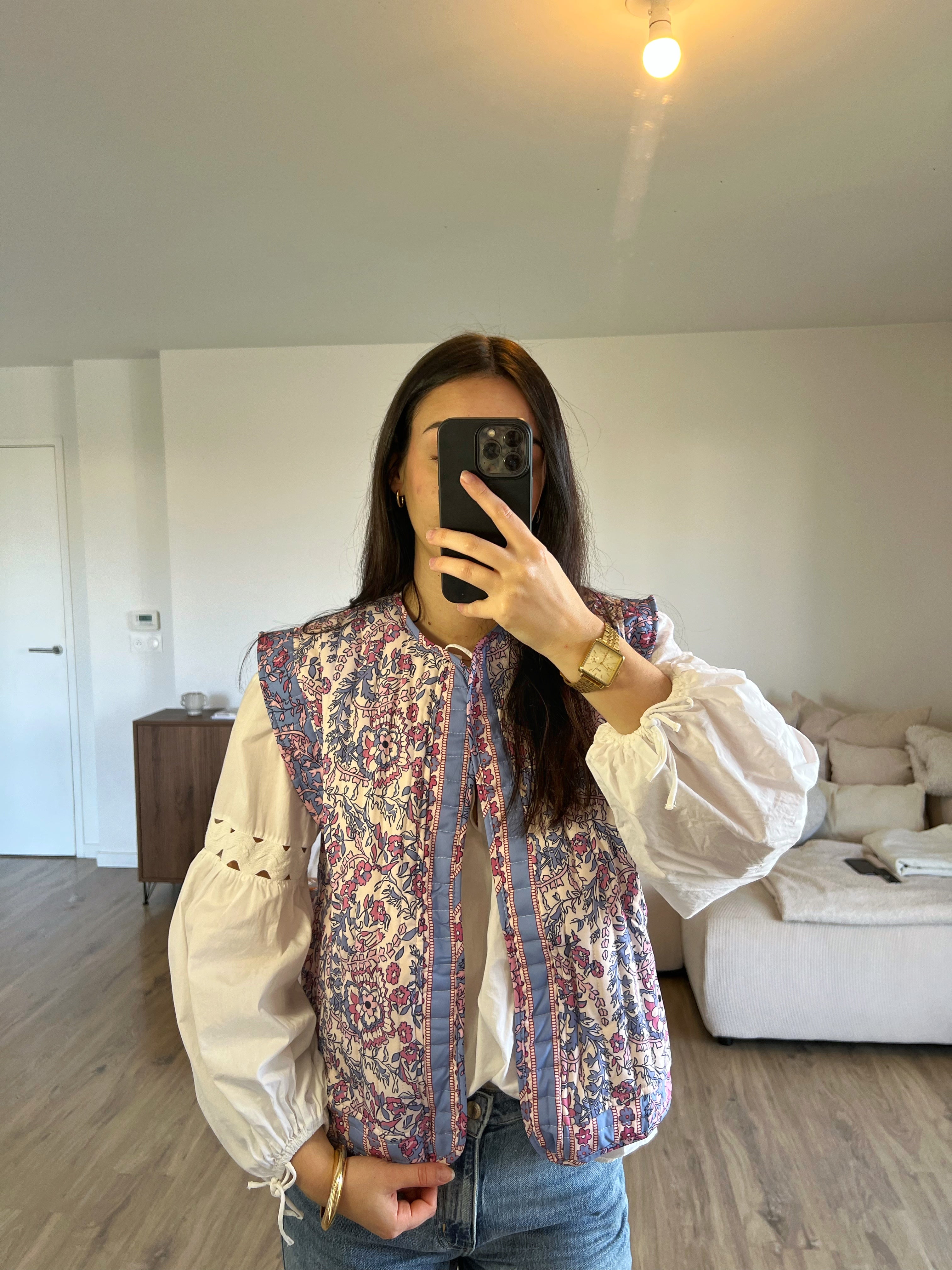 este sans manches fleurie violet pastel idéale pour la mi-saison de face