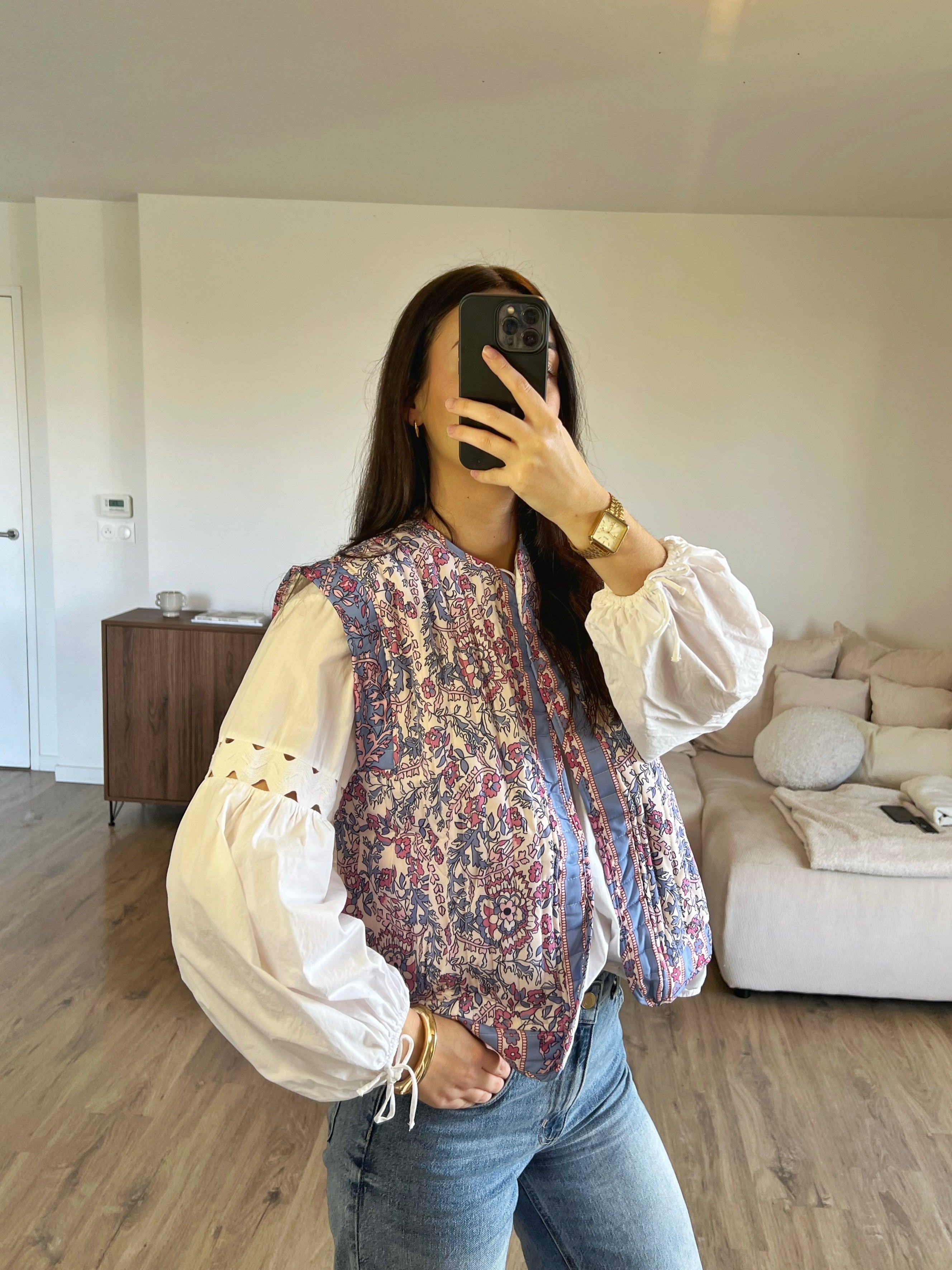 Veste sans manches fleurie violet pastel pour un look casual de printemps