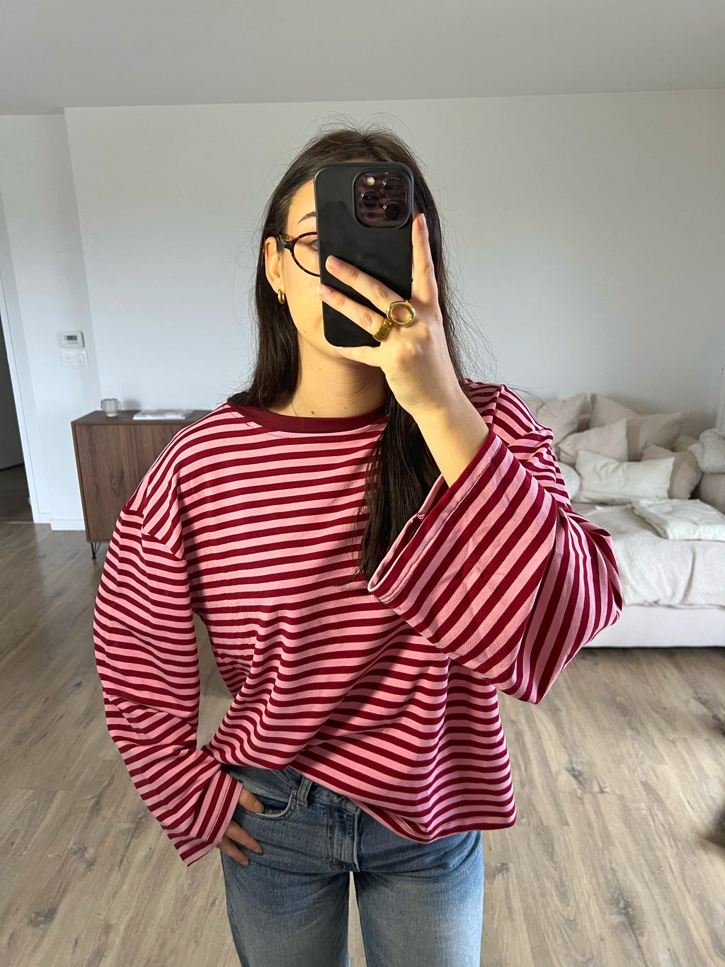 Top Dounia Oversize bordeaux et rose, coupe oversize, manches longues, porté sur mannequin pour un style street casual et tendance.